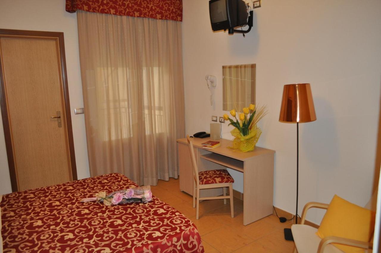 Hotel Mimosa Bellaria-Igea Marina Oda fotoğraf